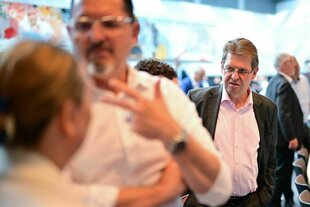 Ralf Stegner spricht der Fraktionssitzung mit einem Journalisten. Sein Gesicht ist verzogen
