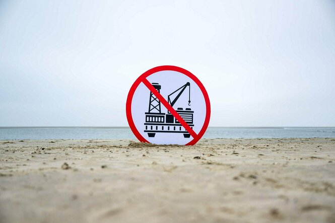 Durchgestrichene Bohrinsel bei einer Protestaktion auf Borkum