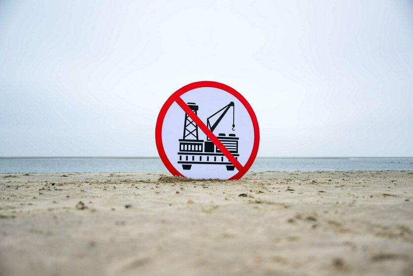 Durchgestrichene Bohrinsel bei einer Protestaktion auf Borkum