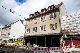 Wohnhaus mit ausgebranntem Laden