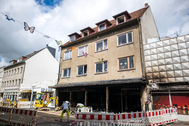 Wohnhaus mit ausgebranntem Laden