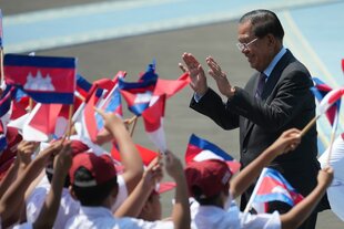 Hun Sen vor fahnenschwenkenden Kambodschnern