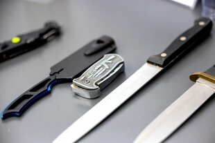 Das Foto zeigt unterschiedliche Messer mit längerer und kürzerer Klinge.
