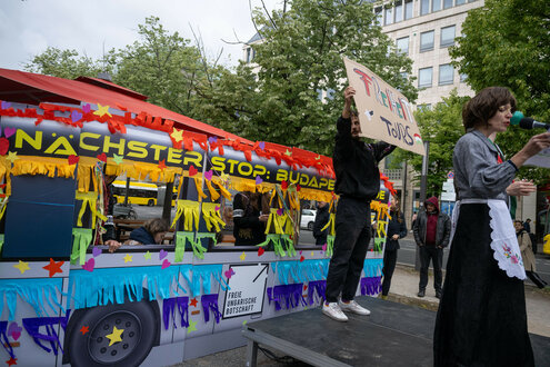 Teilnehmer stehen bei einer Kundgebung unter dem Motto „"Zusammen für Menschenrechte" gegen das Pride-Verbot in Ungarn vor der ungarischen Botschaft mit Plakaten mit der Aufschrift "„nächster Stop: Budapest Pride“". Die rechtspopulistische Regierung in Ungarn hat im März beschlossen, die bisher alljährlichen Pride-Paraden zu verbieten.