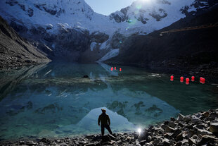 Der peruanische Bergbauer Saúl Luciano Lliuya steht am Gletschersee Palcacocha