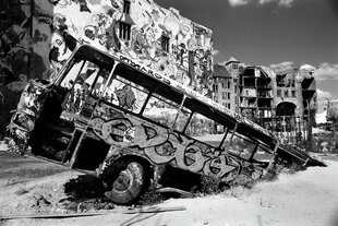 Ein ausgeschlachteter Bus steckt in der Erde hinter dem Kunsthaus Tacheles