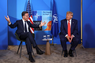 Rutte mit ausgebreiteten Armen neben TrumpNa