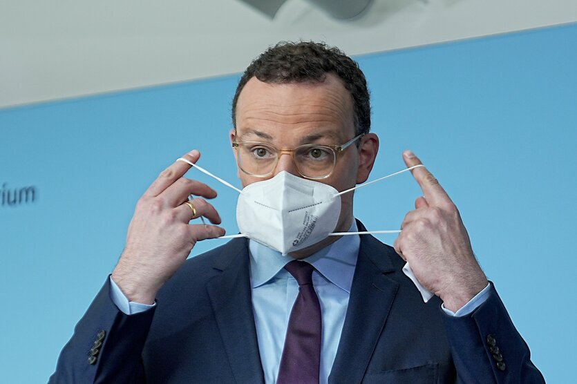 Spahn mit Masken in den Händen