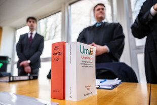 Gerichtsverhandlung, bei der Umweltgesetzbücher auf dem Tisch stehen