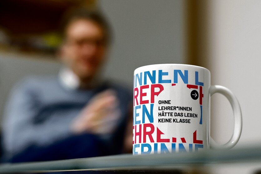 Eine Tasse mit der Aufschrift "Ohne Lehrer*innen hätte das Leben keine Klasse".