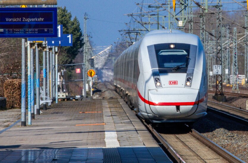 Ein ICE fährt ohne Halt durch einen Bahnhof