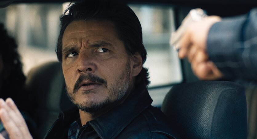 Eine Nahaufnahme des Schauspielers Pedro Pascal, der kritisch hoch blickt.