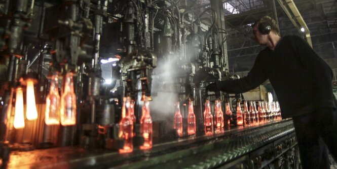 In einer Fabrik werden aus Altglas neue Flaschen gegossen