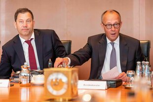 Bundeskanzler Friedrich Merz (CDU, r) sitzt neben Lars Klingbeil (SPD), Bundesminister der Finanzen