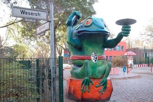 Frosch-Figur vor dem Jugendclub Manege in Berlin-Neukölln
