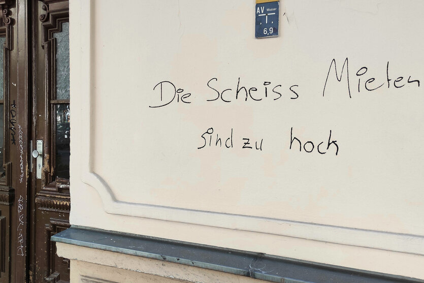 An einer Hauswand steht geschrieben: Die Scheiss Mieten sind zu hoch