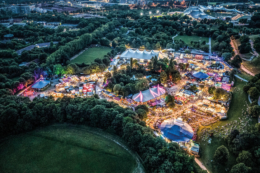 Eine Luftaufnahme zeigt ein beleuchtetes Festivalgelände.