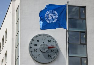 Das Thermometer am Gebäude des Klimasekretariats der Vereinten Nationen in Bonn zeigt während der UN-Klimakonferenz 32 Grad an.