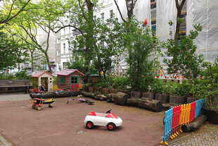 Spieplatz in Hinterhof mit Plastikauto