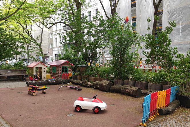 Spieplatz in Hinterhof mit Plastikauto