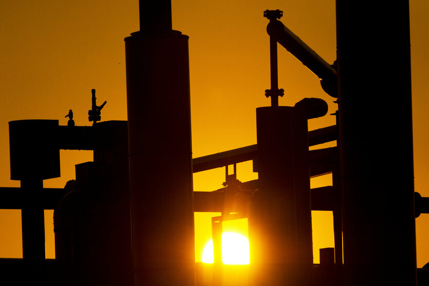 Gasförderanlage vor untergehender Sonne
