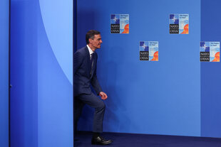 Spaniens Ministerpäsident Pedro Sanchez betritt die Bühne