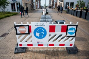 Ein Schild mit der Aufschrift «Ab hier gilt Maskenpflicht»