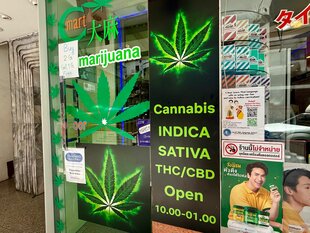 Schaufenster mit Cannabis-Angeboten in Bangkok