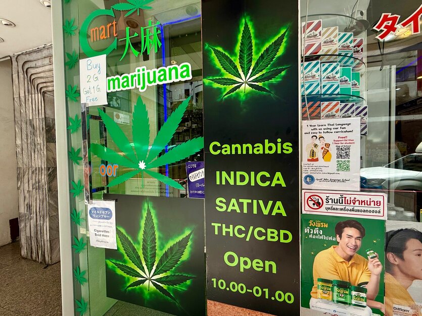 Schaufenster mit Cannabis-Angeboten in Bangkok