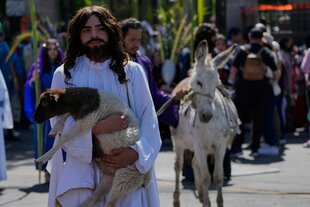 Jesusdarsteller mit Schaf