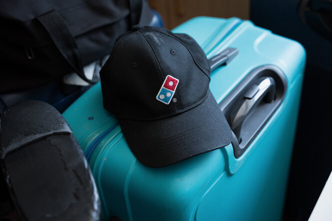 Ein Basecap liegt auf einem Koffer.