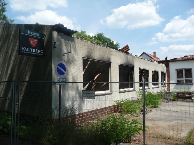 Ein ausgebranntes Haus.