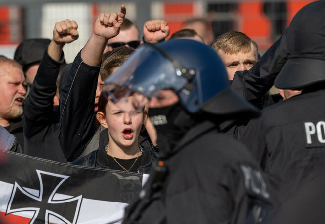 Rechte bei Protesten mit Polizei im Vordergrund.