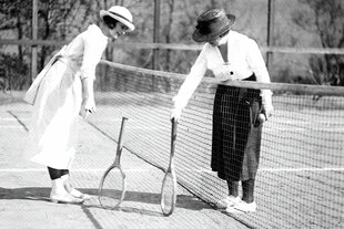 Zwei Tennisspielerinnen 1921