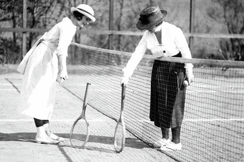 Zwei Tennisspielerinnen 1921