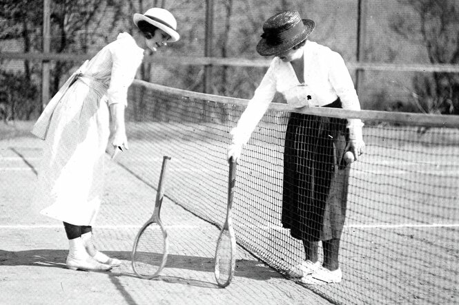 Zwei Tennisspielerinnen 1921