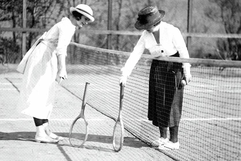 Zwei Tennisspielerinnen 1921