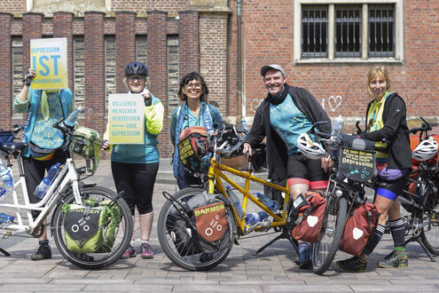Teilnehmer der Mut-Tour mit ihren Fahrrädern