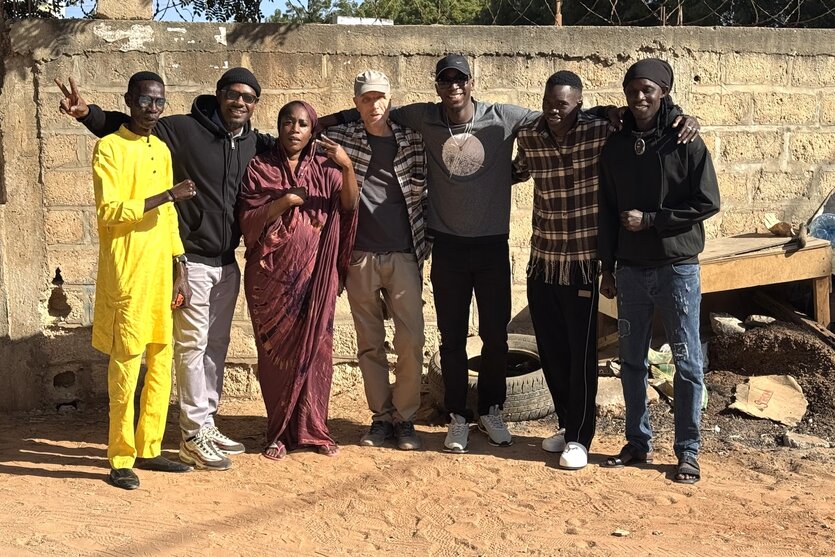 Mark Ernestus' Ndagga Rhythm Force im Staub von Dakar, alle gut gelaunt und in die Kamera lachend