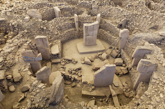 Große runde Strukturen mit massiven Steinsäulen, neolithische archäologische Stätte Gobekli Tepe aus dem 10. Jahrtausend v. Chr.,