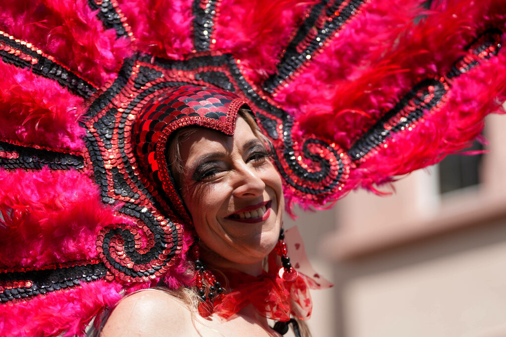 Teilnehmer*in mit buntem Kopfschmuck auf dem CSD in Freiburg