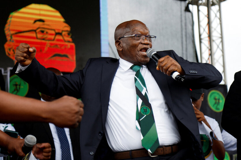 Jacob Zuma singt und tanzt