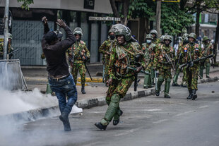 Polizisten in Nairobi gehen gegen einen Demonstranten vor