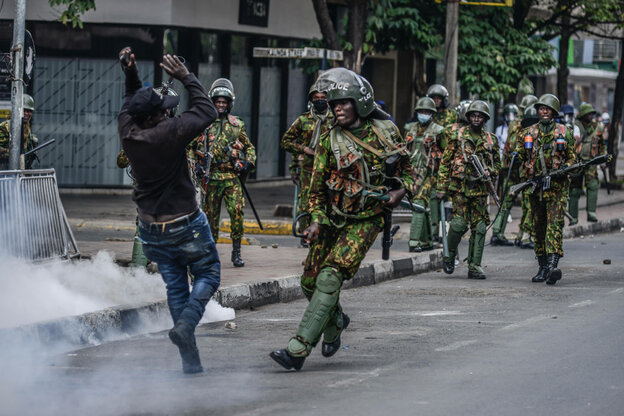 Polizisten in Nairobi gehen gegen einen Demonstranten vor