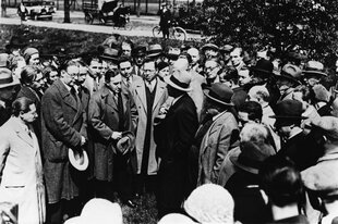Carl von Ossietzky umringt von anderen Personen