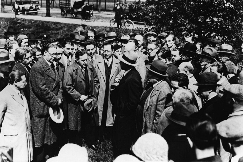 Carl von Ossietzky umringt von anderen Personen