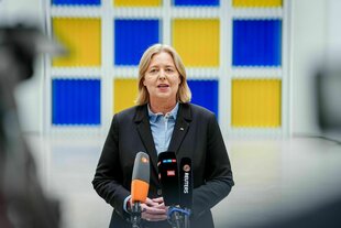 Bärbel Bas (SPD), Bundesministerin für Arbeit und Soziales, gibt in ihrem Ministerium eine Pressekonferenz zum Rentenpaket