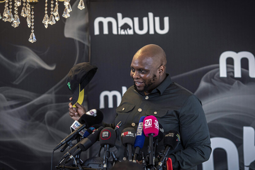 Floyd Shivambu auf einer Pressekonferenz vor Mikrofonen
