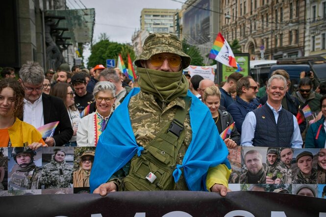Ein LGBTQ+ Soldat nimmt an einem Pride-Marsch teil