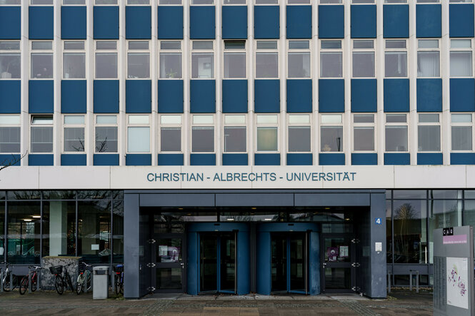 Fassade mit Schriftzug der Uni Kiel